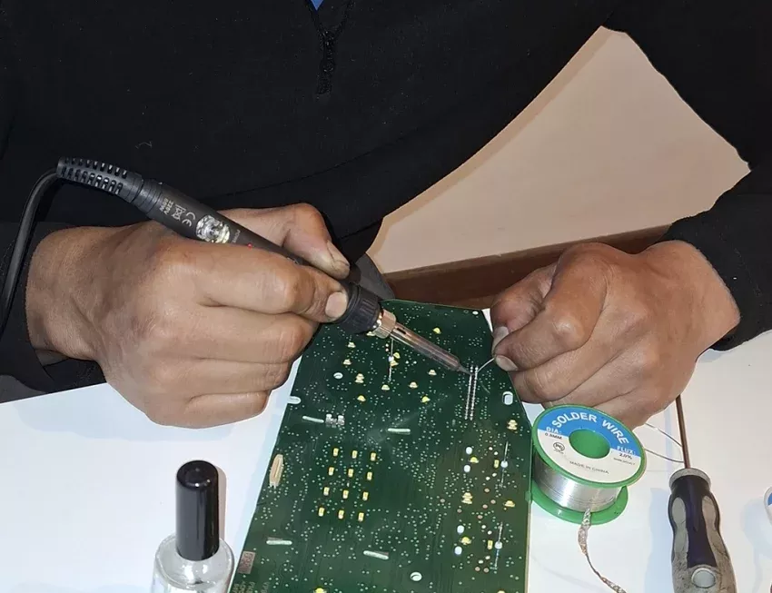 Imagen relacionada con el diagnóstico y reparación de sistemas electrónicos del vehículo en Maromotor