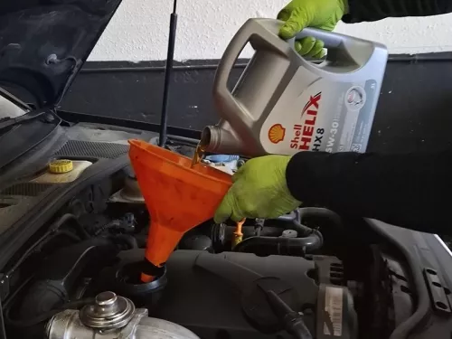 Imagen alusiva al mantenimiento periódico de automóviles en el taller Maromotor